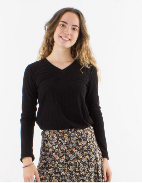 Knitted sweater 90% polyester 10% elastane with v neckline