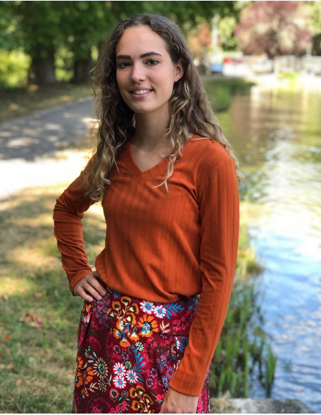 Knitted sweater 90% polyester 10% elastane with v neckline